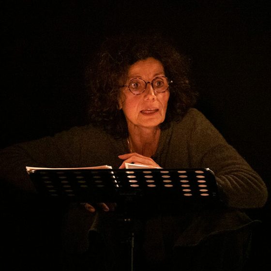 Isabelle Mounier en train de lire "Je suis la bête"