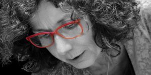 Isabelle Mounier est metteuse en scène, comédienne, chanteuse et formatrice en travail théâtral, vocal et lecture à voix haute.